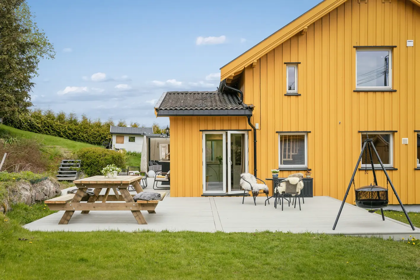 Enebolig beliggende kun 300m fra barneskole. Dobbelgarasje med loft. Stor terrasseplatting. Nyere vinduer og kledning. photo 3