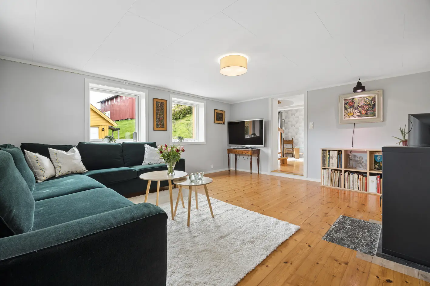 Enebolig beliggende kun 300m fra barneskole. Dobbelgarasje med loft. Stor terrasseplatting. Nyere vinduer og kledning. photo 5
