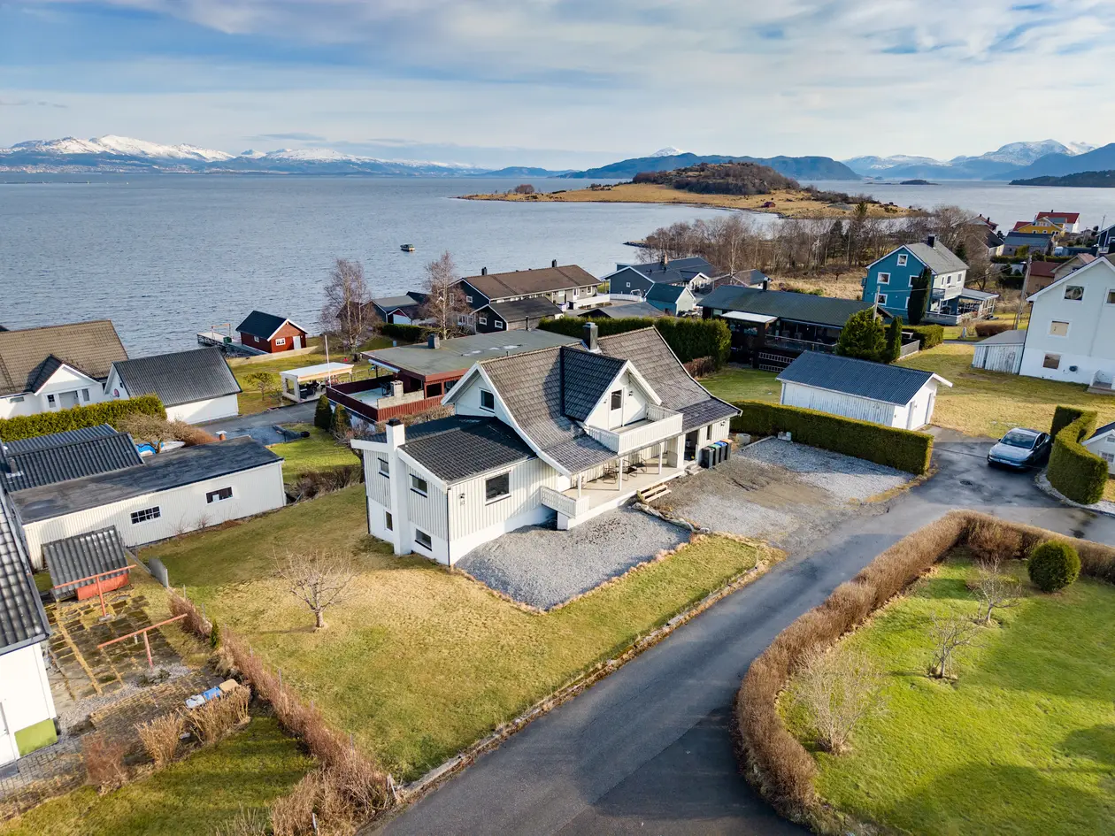 Flott enebolig i et attraktivt og familievennlig område nært det meste | Fin og romslig hage | Nydelig utsikt  photo 2