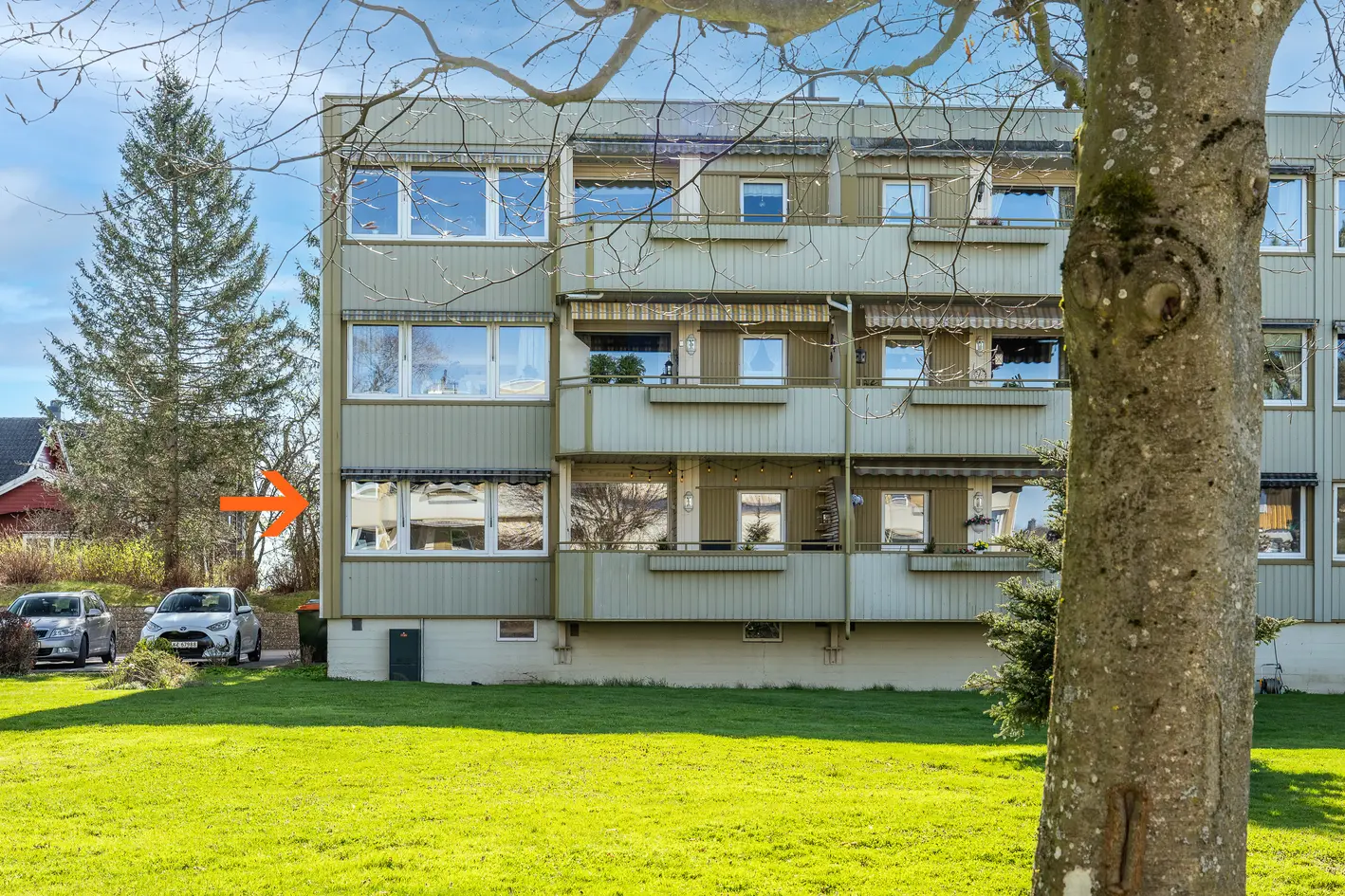 Lys og trivelig 3-roms endeleilighet med pent flislagt bad, vannbåren varme via radiatorer, pene gulv og balkong, horten