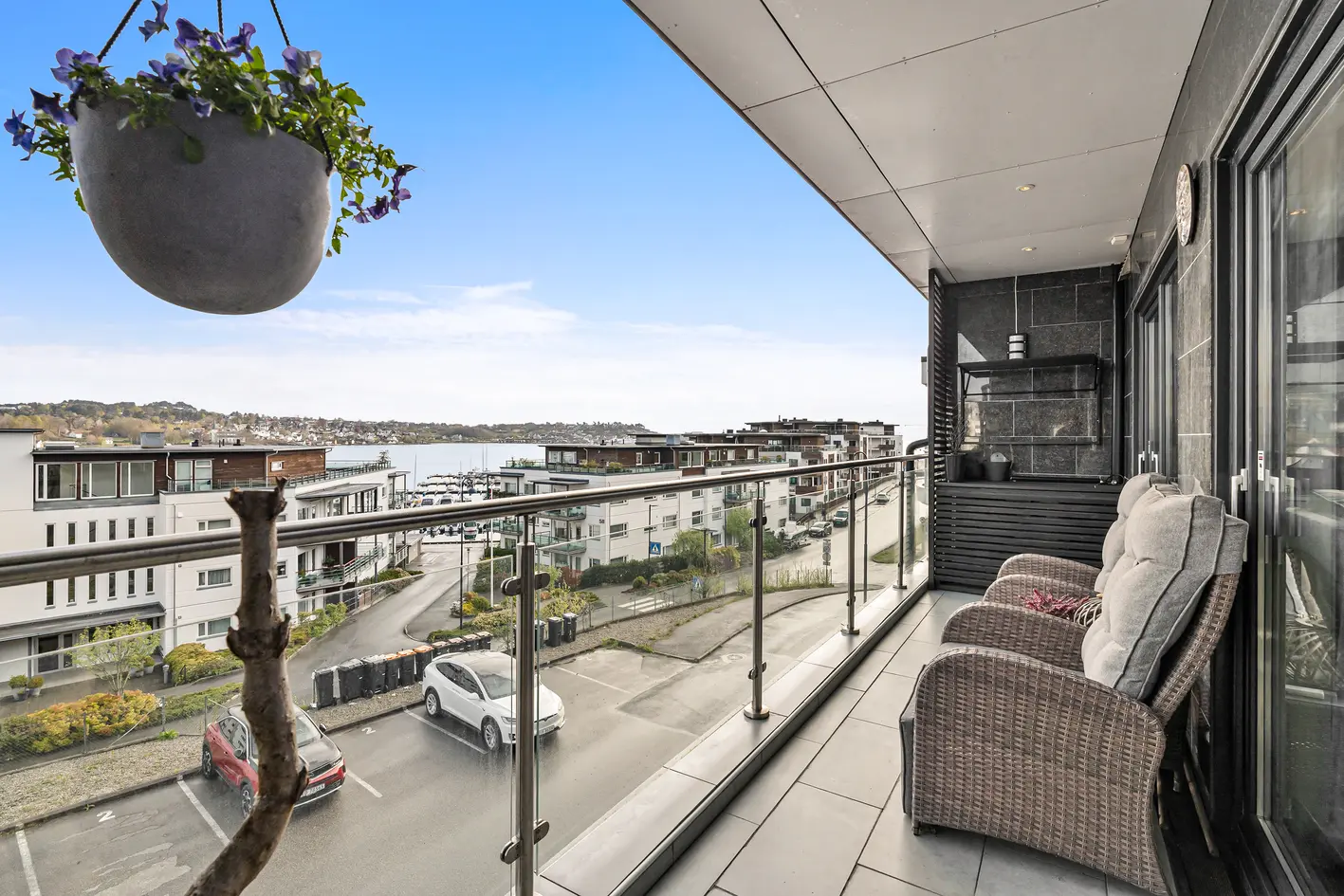 NY PRIS! Lys og moderne 4-roms med flere balkonger, romslig innglasset balkong, heis og garasjeplass | Sentral beliggenhet. Flott utsikt photo 2