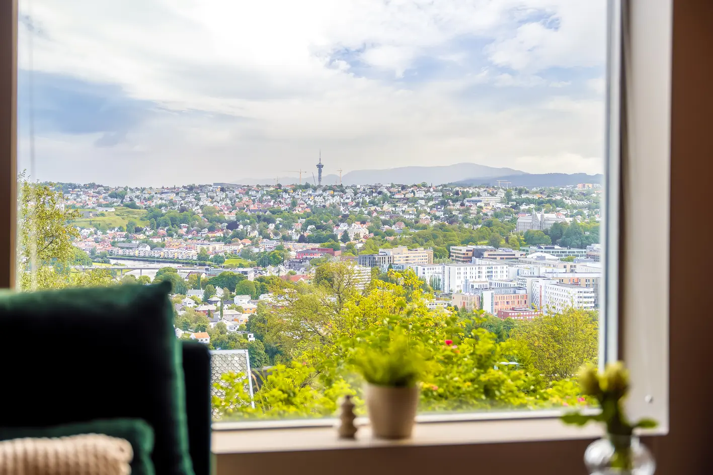 Lekker 1/4-part på to plan med nydelig utsikt. Gjennomgående oppusset i 2025. Flott kjøkken. To lekre bad. Veranda.  photo 2