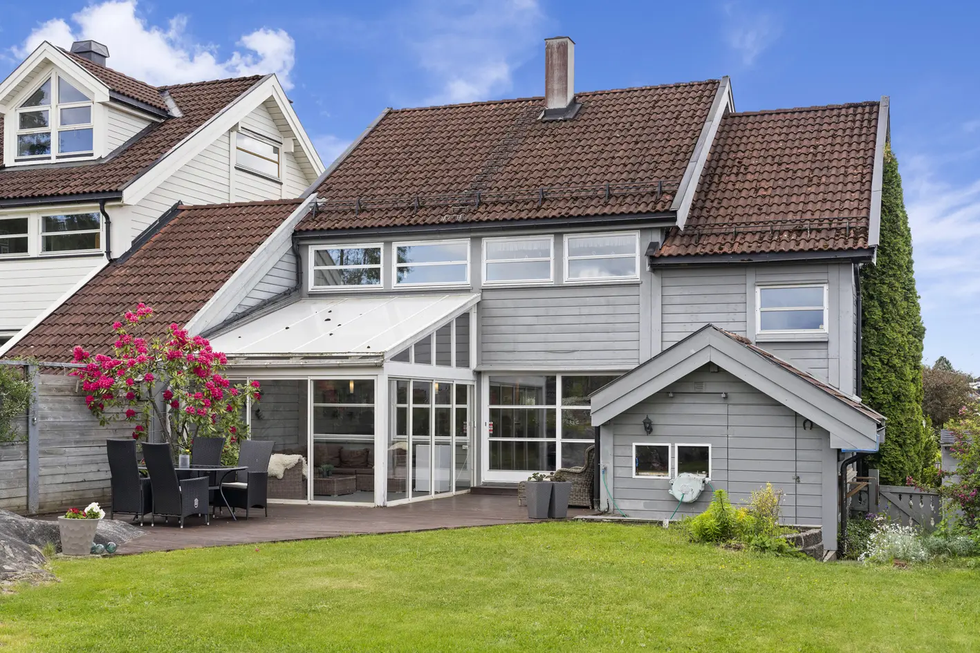 Pen og innholdsrik enebolig | 6 soverom |  Flotte uteområder og utestue | Garasje | Barnevennlig | Solrik hage