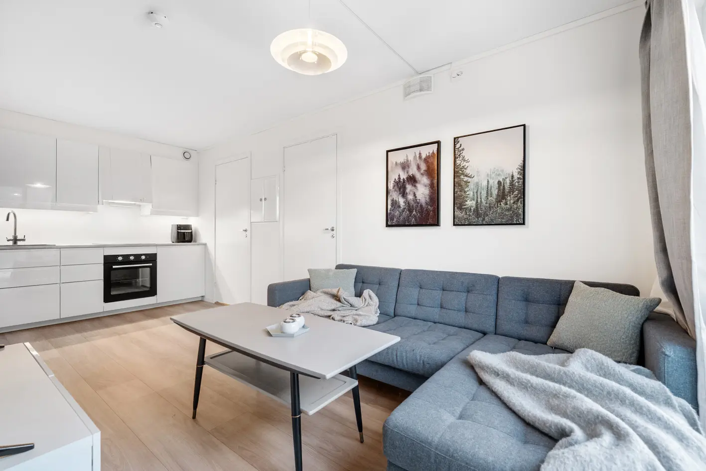 Moderne og innbydende minihus over to etasjer - solrike uteplasser og carport!