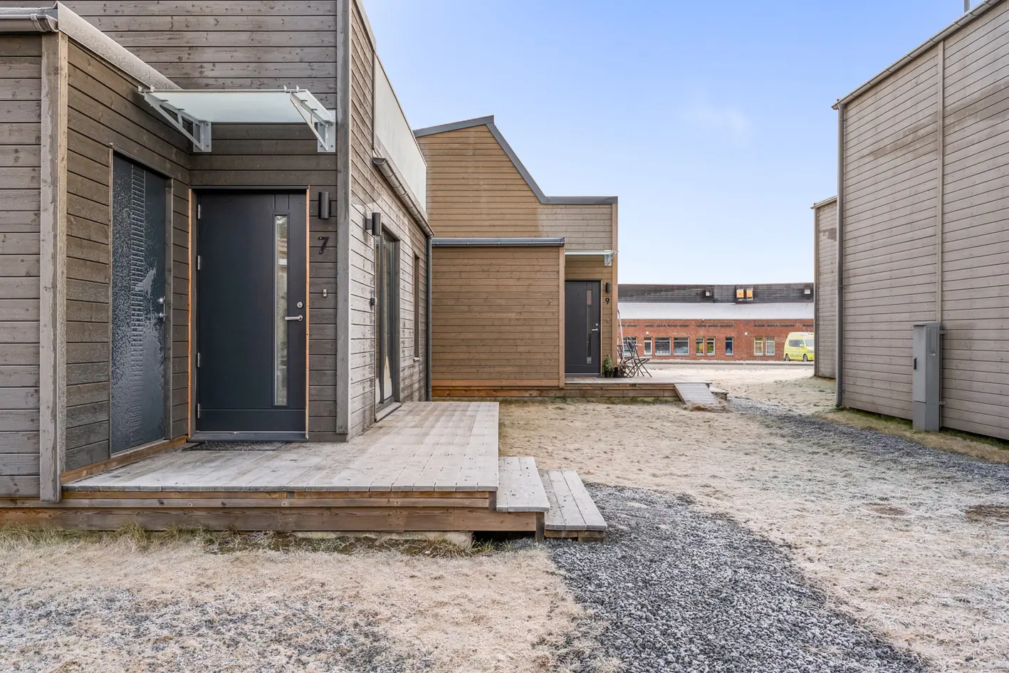 Moderne og innbydende minihus over to etasjer - solrike uteplasser og carport! photo 4