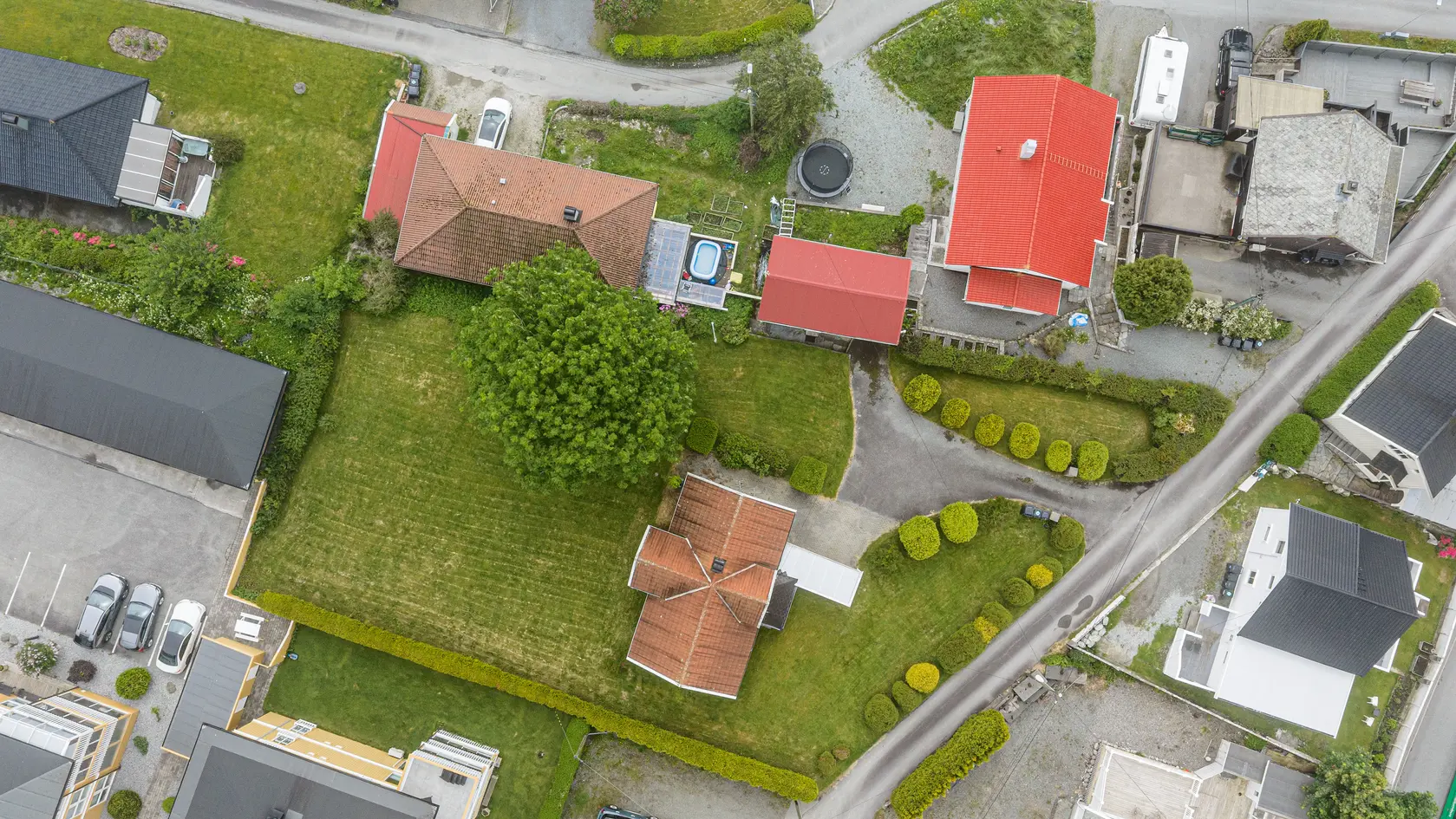 Sjarmerende enebolig med stort potensial - Tomt på nær 1,2 mål - Romslig uthus m/garasje - Sentralt og familievennlig photo 2