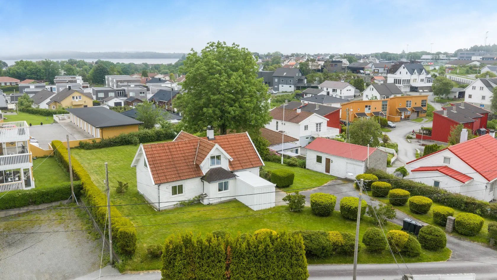 Sjarmerende enebolig med stort potensial - Tomt på nær 1,2 mål - Romslig uthus m/garasje - Sentralt og familievennlig photo 1