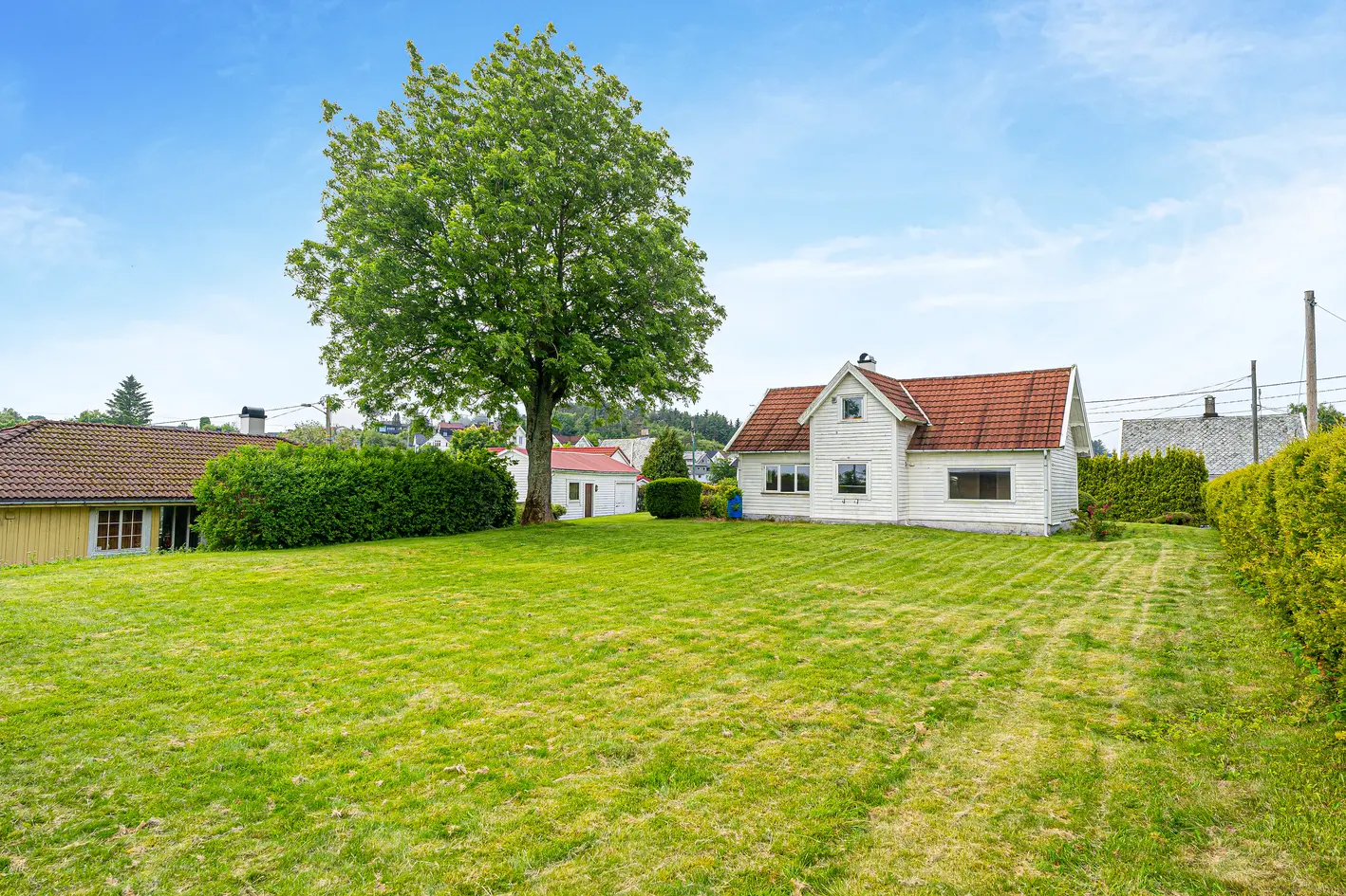 Sjarmerende enebolig med stort potensial - Tomt på nær 1,2 mål - Romslig uthus m/garasje - Sentralt og familievennlig photo 4
