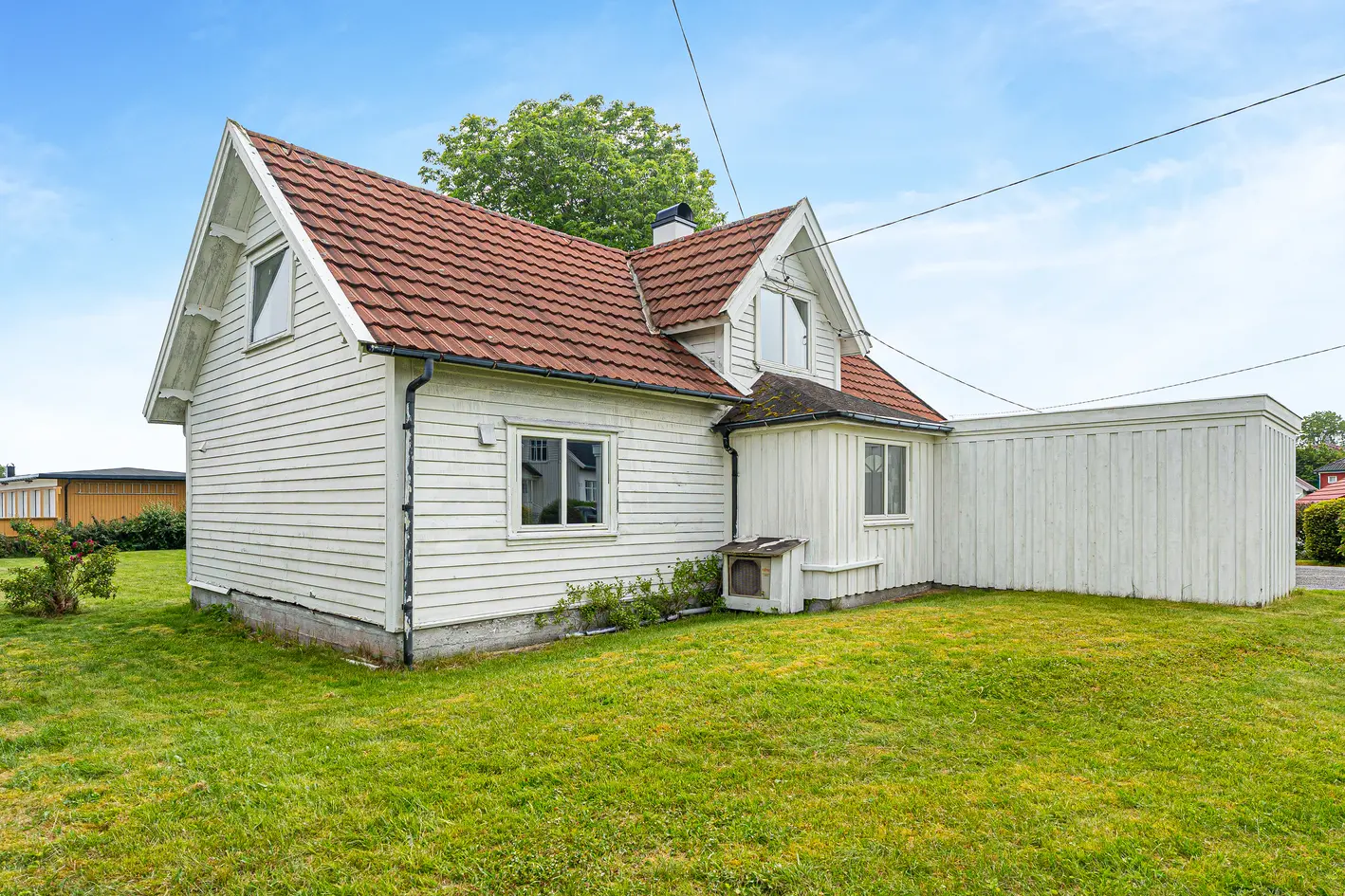 Sjarmerende enebolig med stort potensial - Tomt på nær 1,2 mål - Romslig uthus m/garasje - Sentralt og familievennlig photo 5