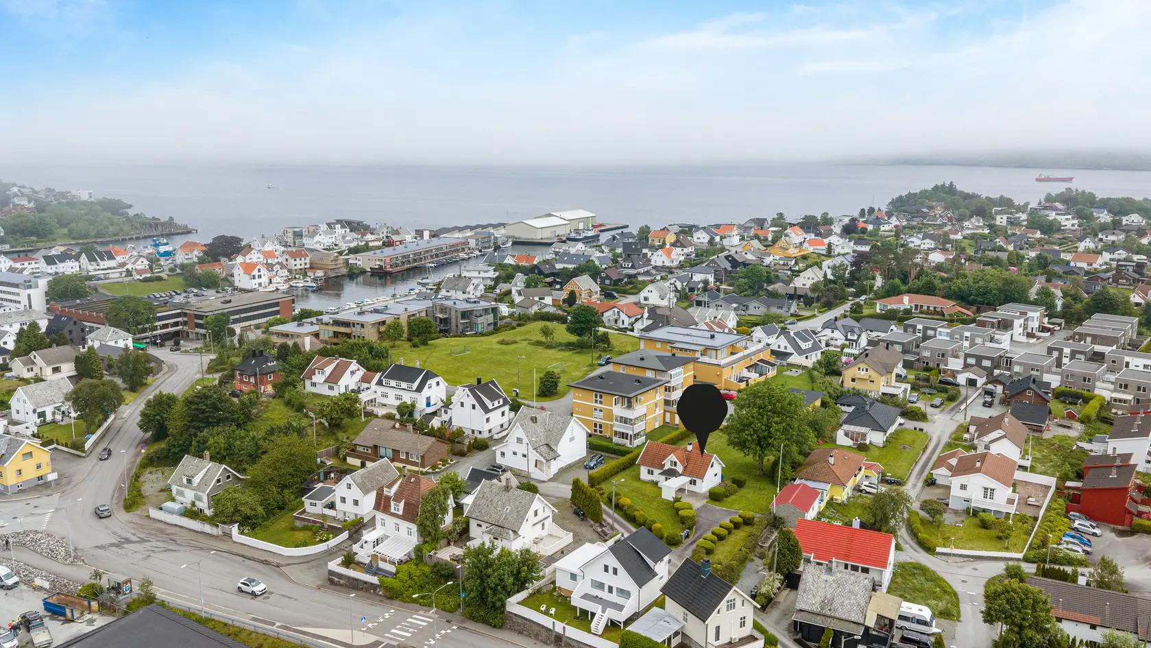 Sjarmerende enebolig med stort potensial - Tomt på nær 1,2 mål - Romslig uthus m/garasje - Sentralt og familievennlig photo 3