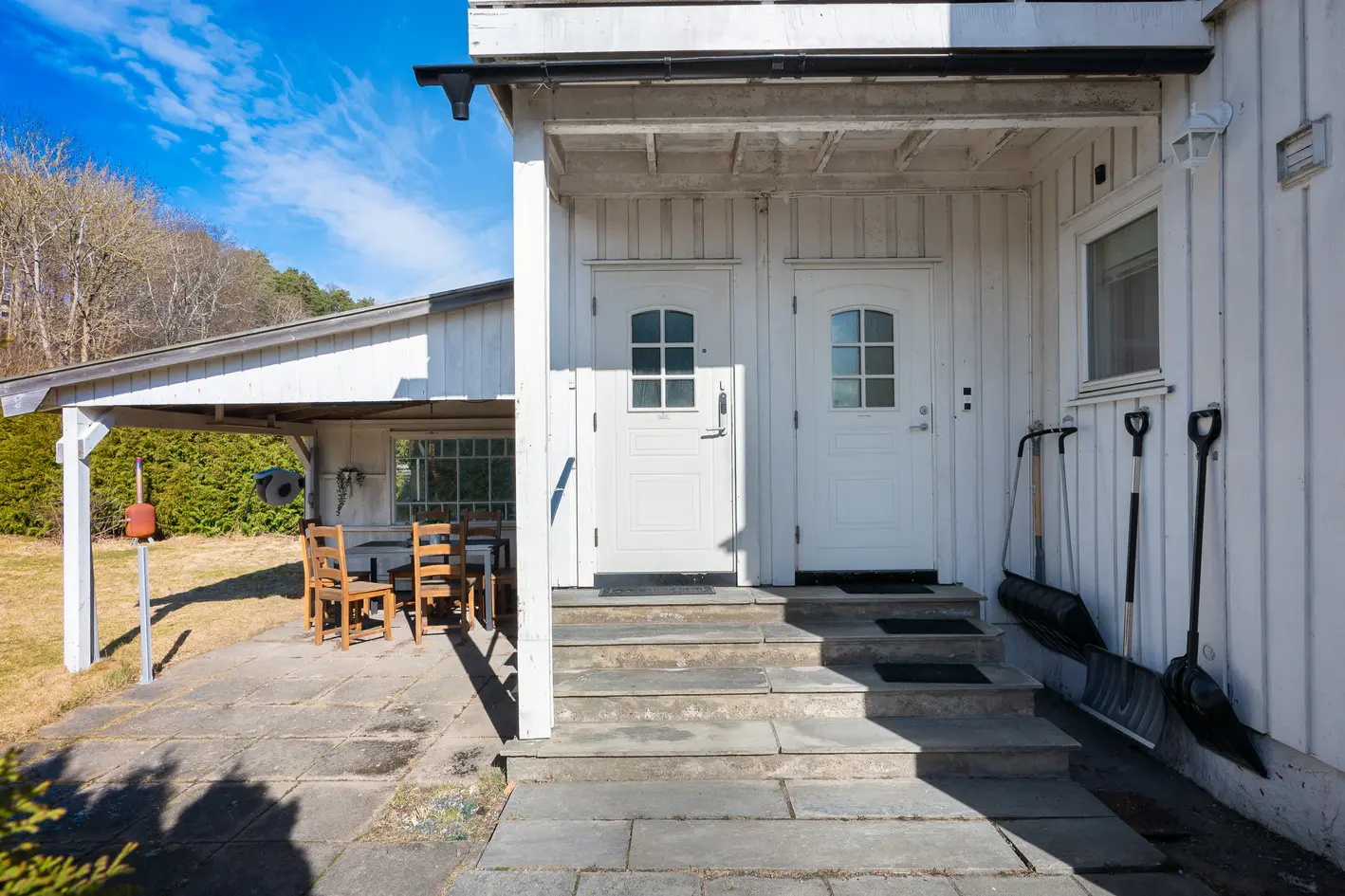Halvpart av tomannsbolig - Loft med muligheter - Garasje, veranda og felles hage - Nærhet til fjord og sentrum photo 3