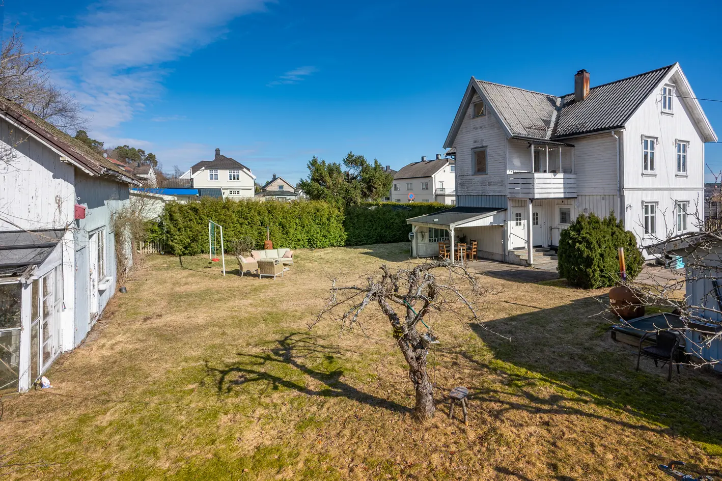 Halvpart av tomannsbolig - Loft med muligheter - Garasje, veranda og felles hage - Nærhet til fjord og sentrum photo 2