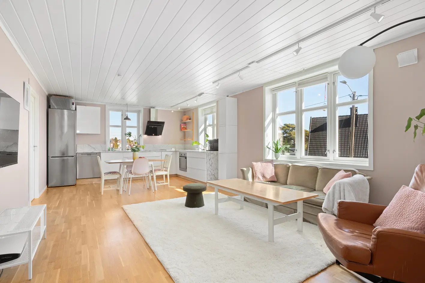 Halvpart av tomannsbolig - Loft med muligheter - Garasje, veranda og felles hage - Nærhet til fjord og sentrum