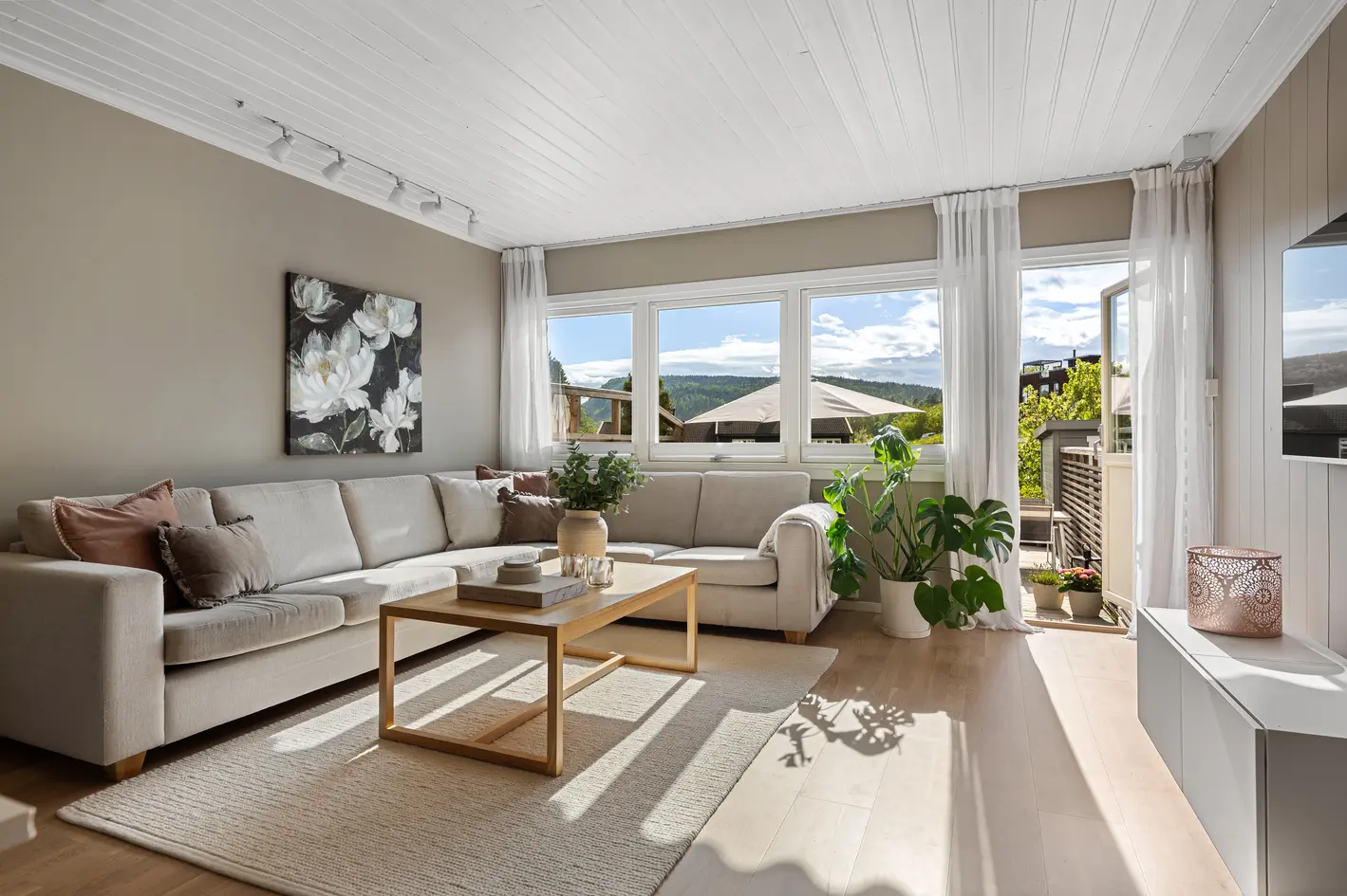 Pent og innholdsrikt rekkehus m/ stor vestvendt terrasse og attraktiv beliggenhet - 2 bad og 2 stuer - Garasjeplass