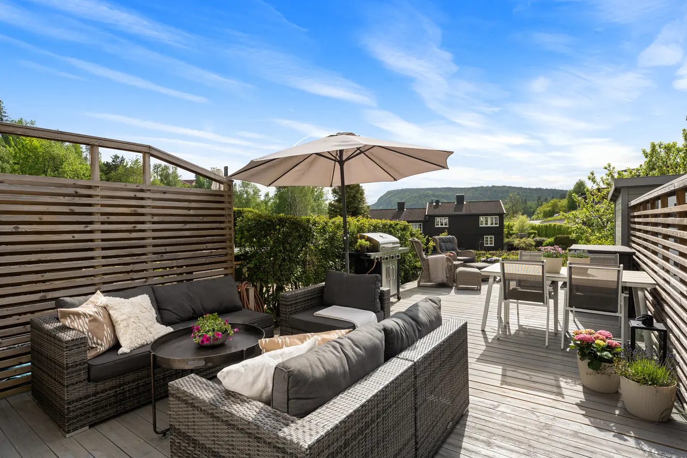 Pent og innholdsrikt rekkehus m/ stor vestvendt terrasse og attraktiv beliggenhet - 2 bad og 2 stuer - Garasjeplass photo 2