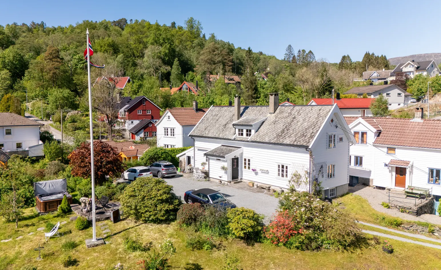 En sjeldent vakker eiendom med dype historiske røtter og en atmosfære som må oppleves. Parklignende og solrik hage! photo 5