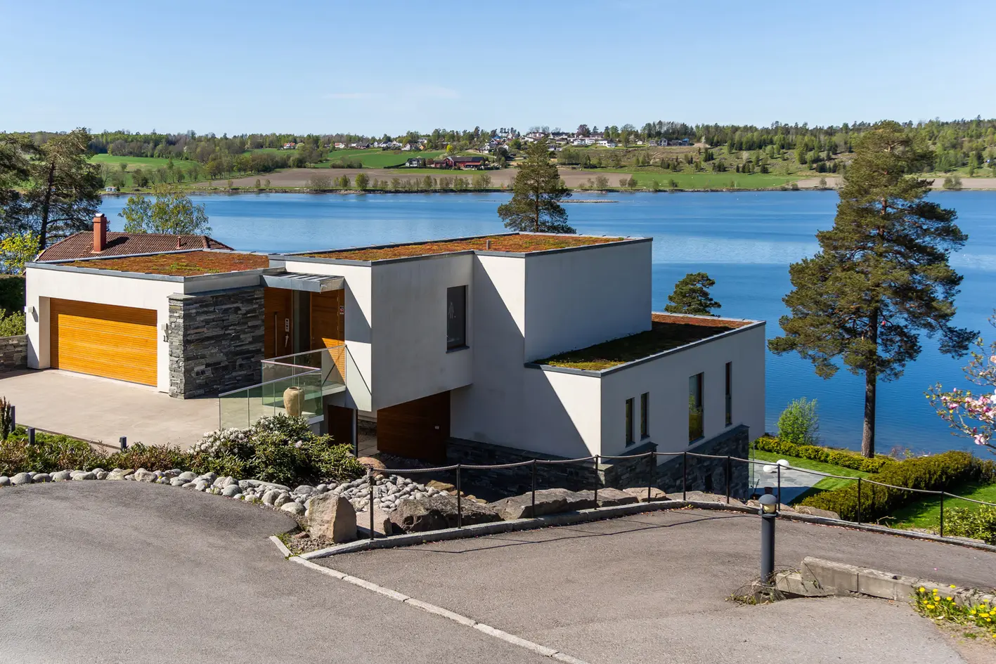 Nyere, arkitekttegnet høystandardbolig på vestvendt strandeiendom - Kvalitet i enhver detalj - Heis - MÅ OPPLEVES. photo 3