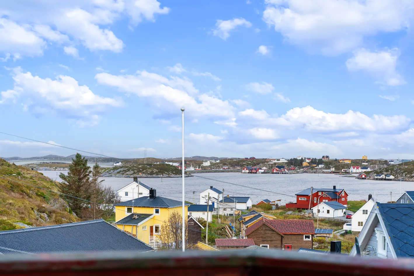 Sjelden og unik eiendom på Mausund. Utsikt mot Norskehavet. 4 soverom. Peis. Skipsgulv og overflater malt av kunstner.   photo 3