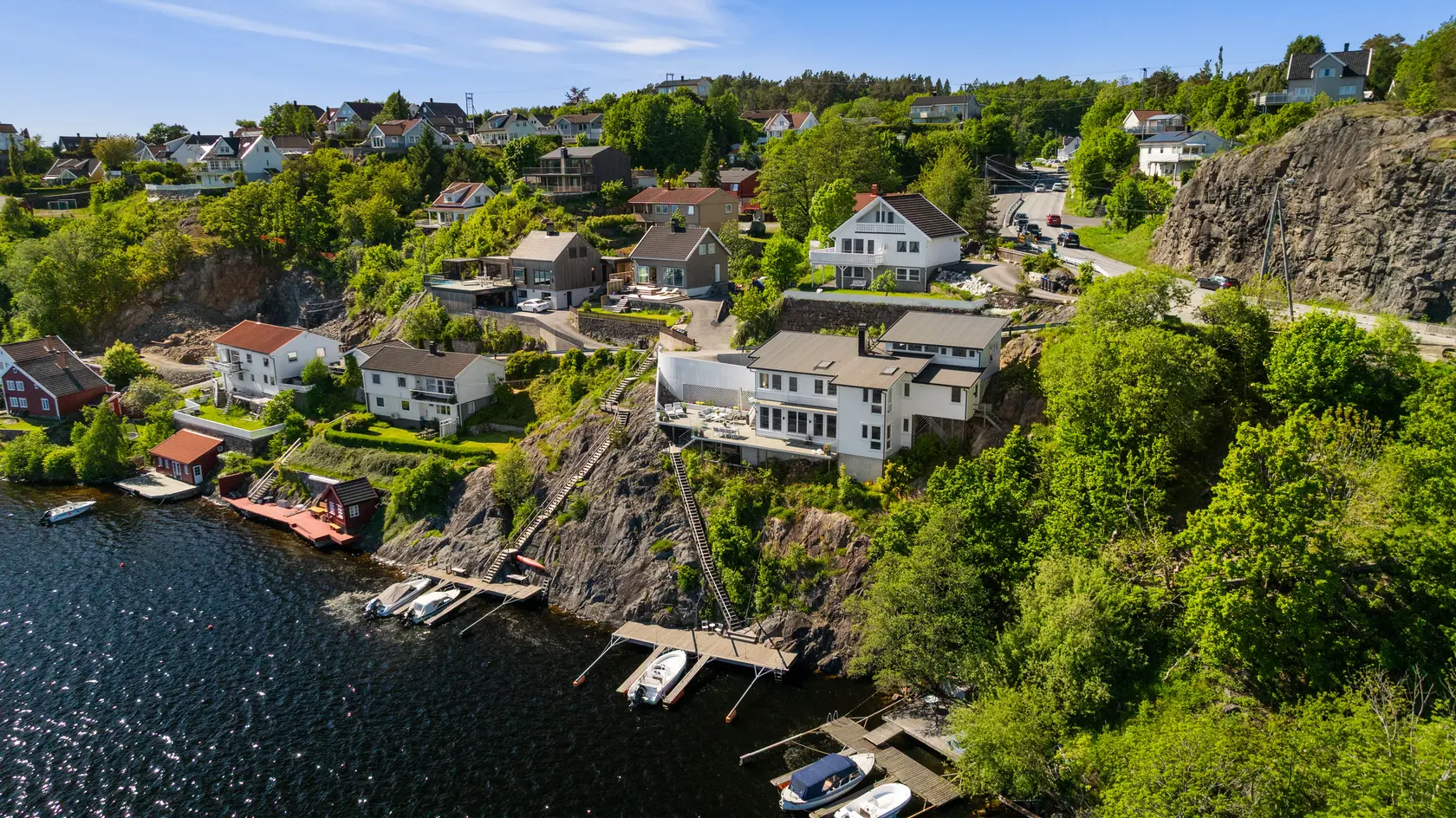 Spektakulær utsiktseiendom med strandlinje - Stor dypvannsbrygge - Garasje med lader - 3 sov, 2 stuer - Høy standard photo 3