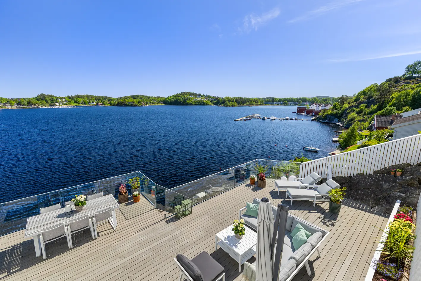 Spektakulær utsiktseiendom med strandlinje - Stor dypvannsbrygge - Garasje med lader - 3 sov, 2 stuer - Høy standard