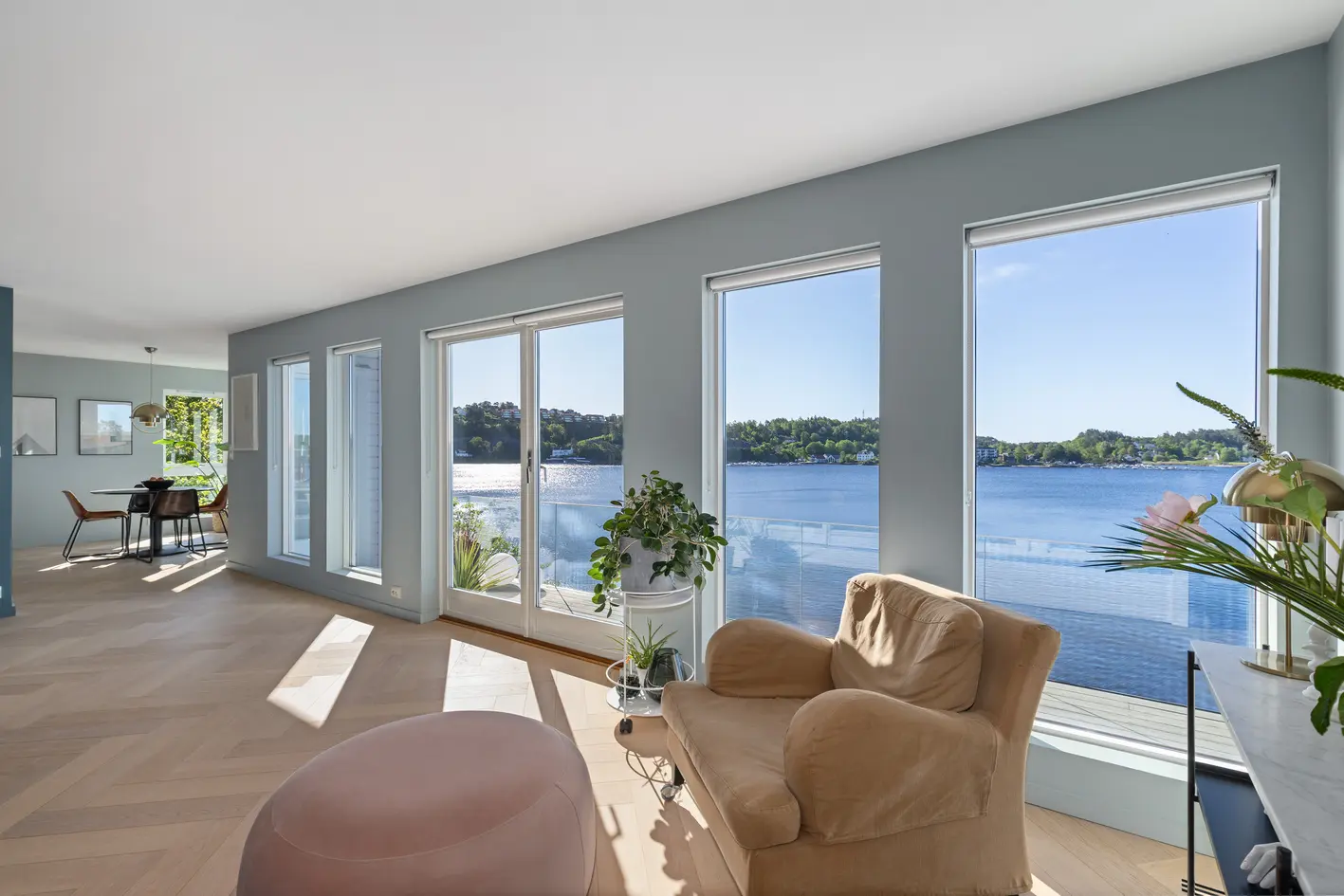 Spektakulær utsiktseiendom med strandlinje - Stor dypvannsbrygge - Garasje med lader - 3 sov, 2 stuer - Høy standard photo 2