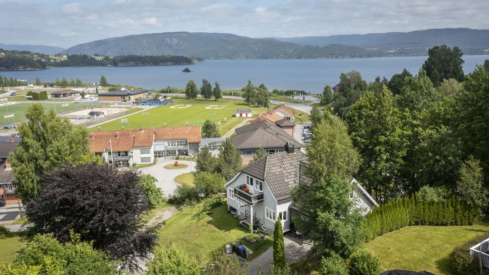 Innholdsrik enebolig med sentral beliggenhet i Ulefoss sentrum- Utsikt, garasje og 3 soverom