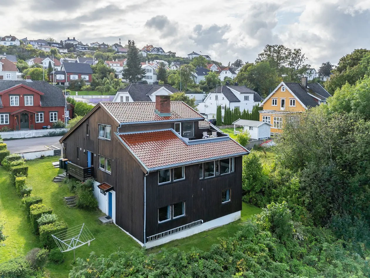Arkitekttegnet og meget innh.rik enebolig i N Keisemark m/flott fjordutsikt.Nytt kjøkken og stor stue.
