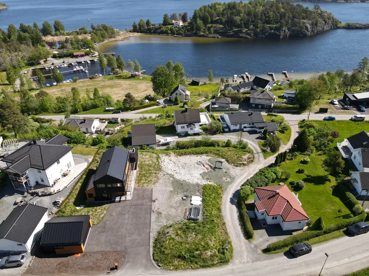 Tomt med potensiale for sjøgløtt, beliggende i populært boligområde, med gangavstand til sjøen. photo 4