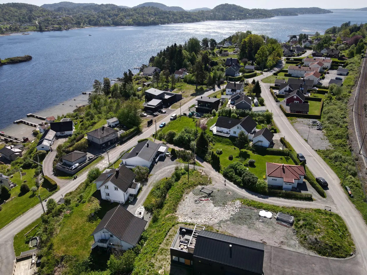 Tomt med potensiale for sjøgløtt, beliggende i populært boligområde, med gangavstand til sjøen. photo 3