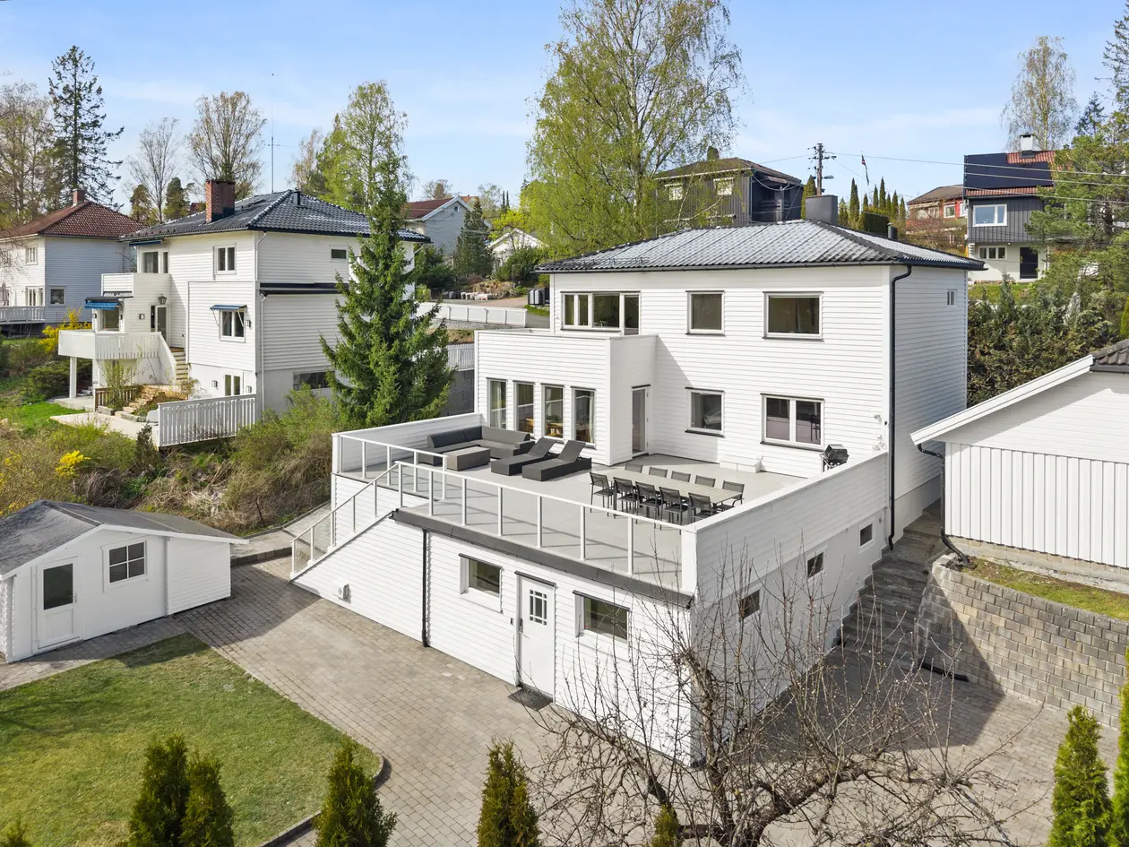 Flott, velholdt enebolig m/ stor og solrik tomt på 1,2 mål | Dobbelgarasje | Jar skolekrets | Attraktivt og barnevennlig