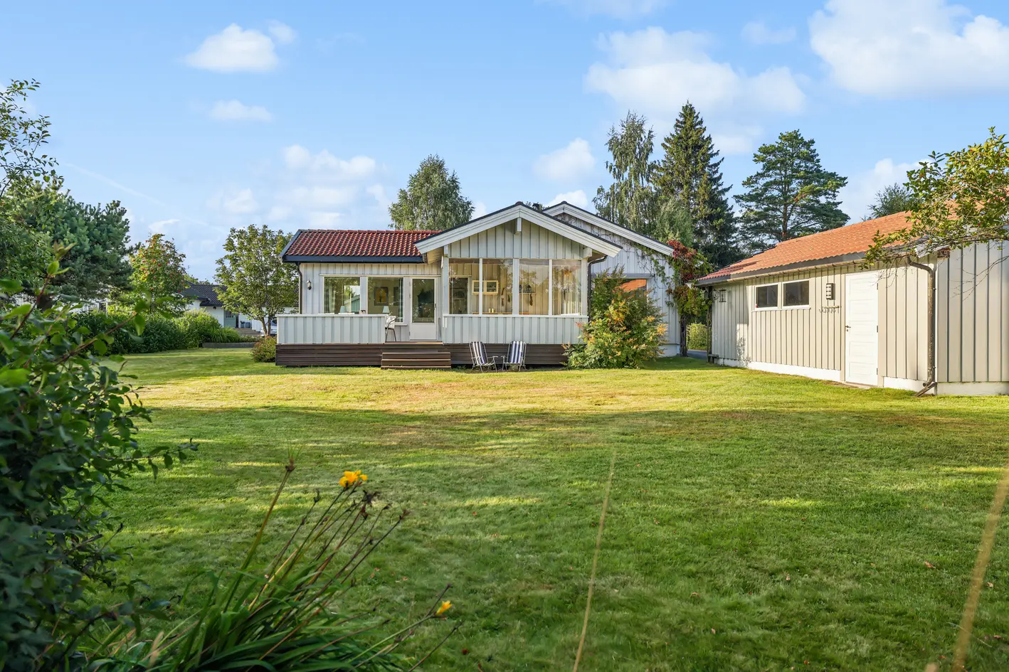 Hyggelig enebolig med alt du trenger på ett plan. Garasje. Stor flat tomt og hagestue. Sentrumsnær beliggenhet. photo 2