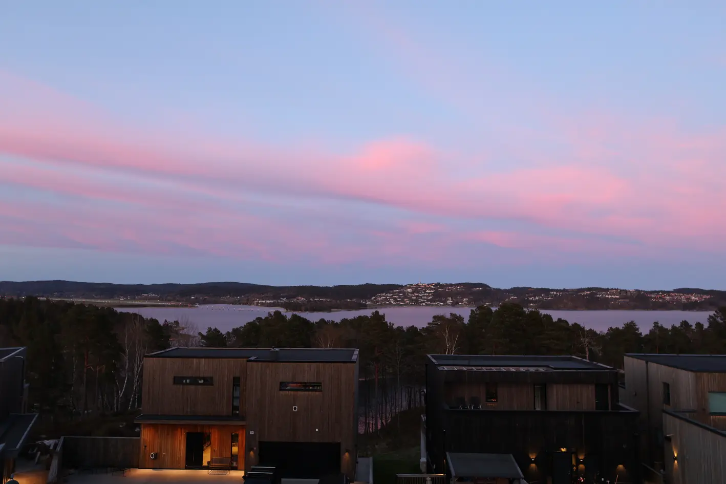 Strøken, nyere selveierleilighet over to etasjer med solrike uteområder og fantastisk utsikt! 2 garasjeplasser medfølger photo 2