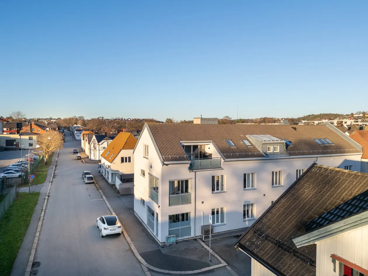 Velholdt 3- roms leilighet med garasje, heis og innglasset balkong 