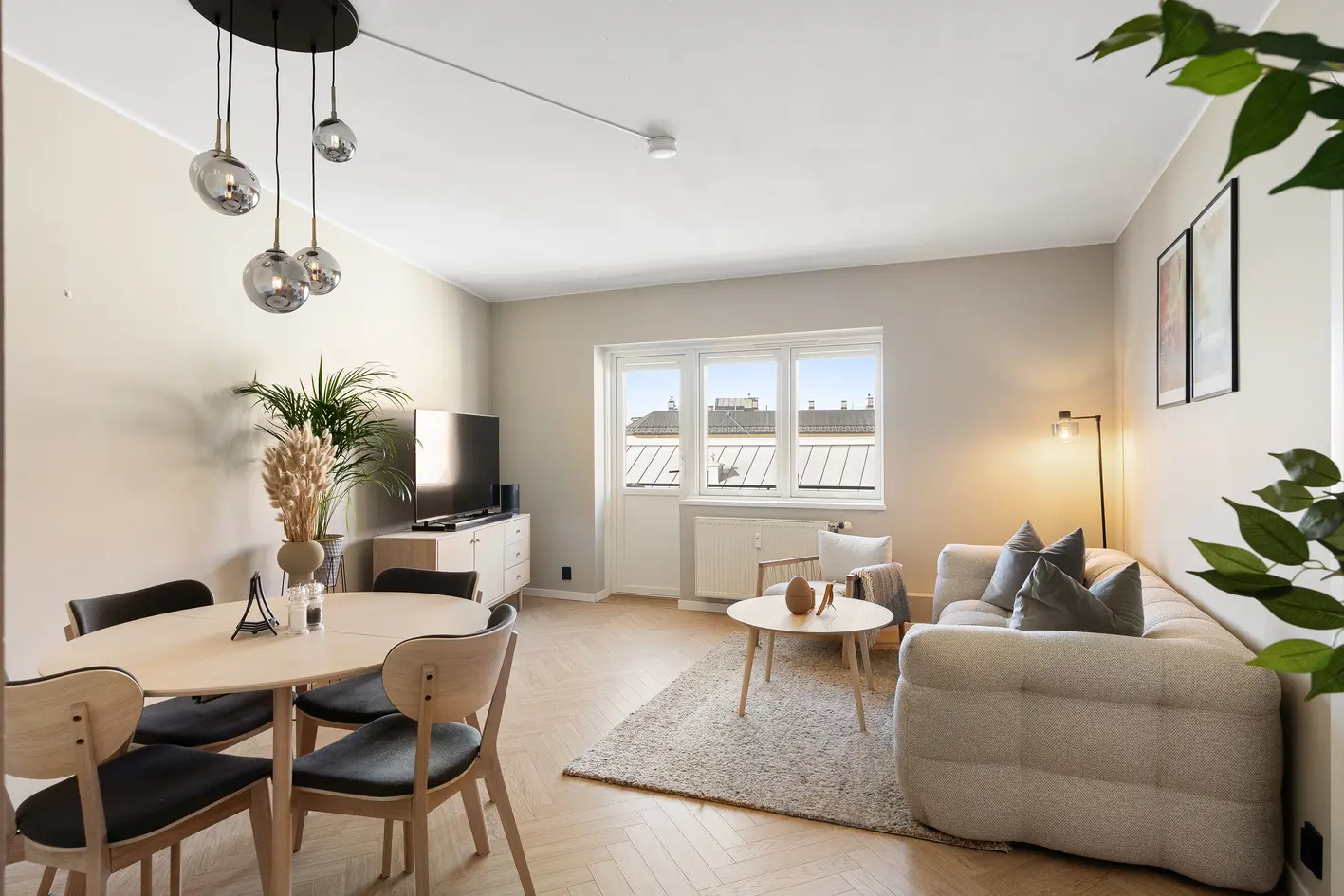 Lys og vakker 2-roms toppleilighet m/vestvendt balkong og flott utsikt | Renovert i 2024/2025 | Fyring og varmtvann inkl, oslo