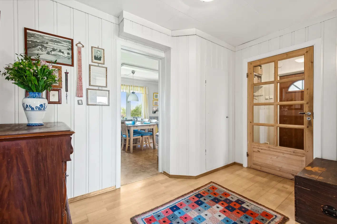 Stor familiebolig med 6 soverom. Garasje, hage og gode solforhold. Sentralt belliggende. photo 5