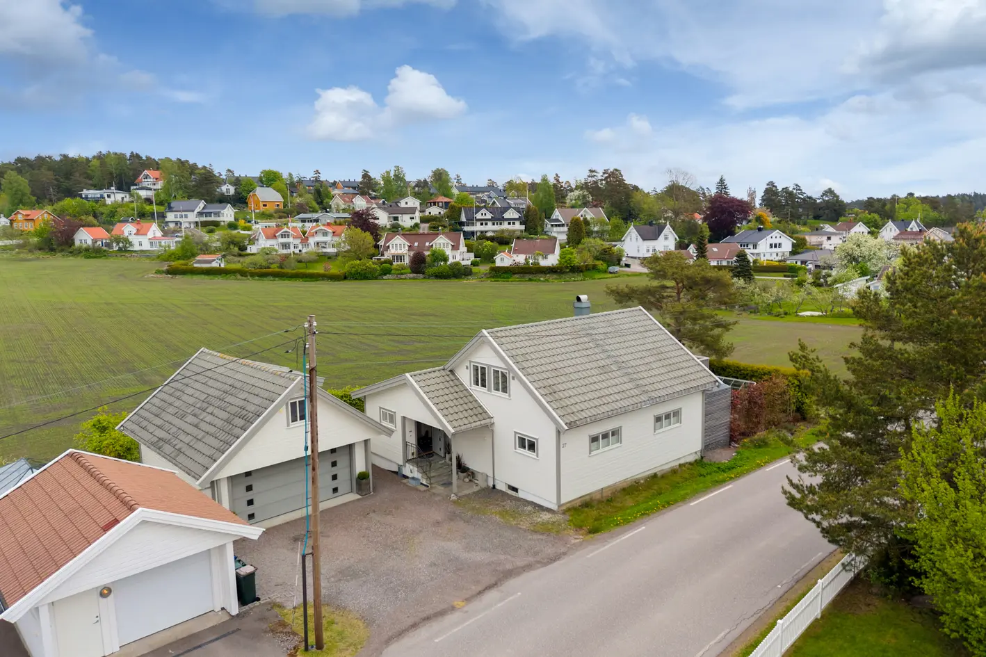 Fin, innholdsrik og vesentlig oppgradert enebolig med basseng og dobbelgarasje i rolige og familievennlige omgivelser! - View 3
