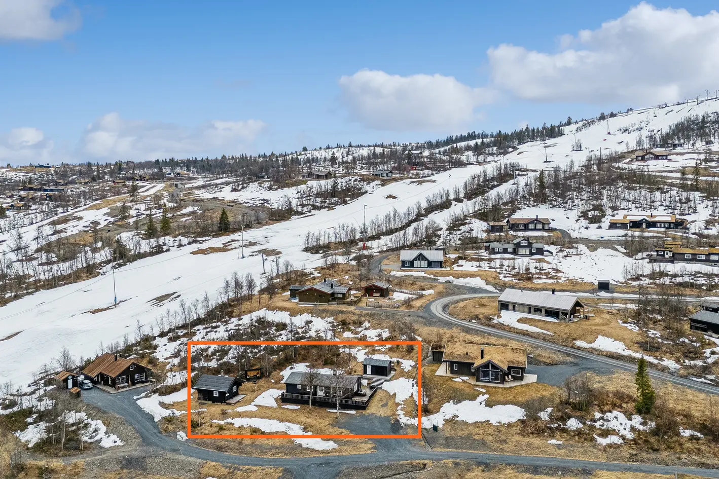 Sjarmerende tun med hytte, anneks og uthus - Rett ved alpinbakken og flott utsikt - View 3