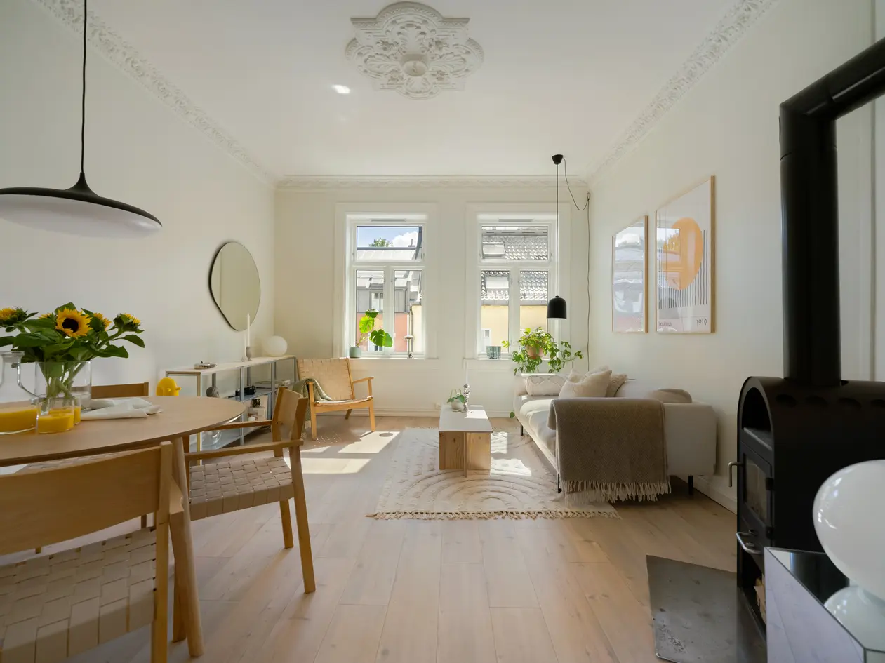 Gjennomgående og vakker 2-roms i klassisk 1900-talls bygård | Takhøyde målt til 2,96m | Peisovn | Rosett & stukkatur, oslo