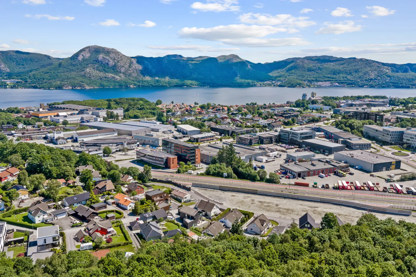 Sjarmerende enebolig med flott utsikt. Tre terrasser og balkong. Flott hage som grenser til friområde. Fast parkering photo 3