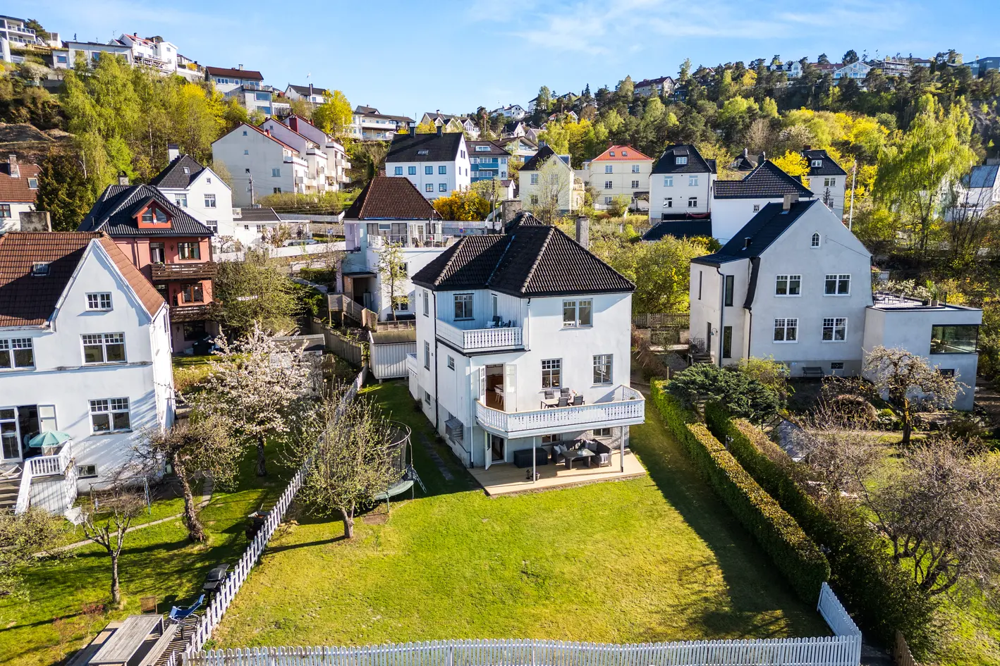 Klassisk enebolig/hel tomannbolig i Jugendstil. 335 m2. Stor hage. Mulighet for utleie. Sen kveldssol. Nydelig utsikt.