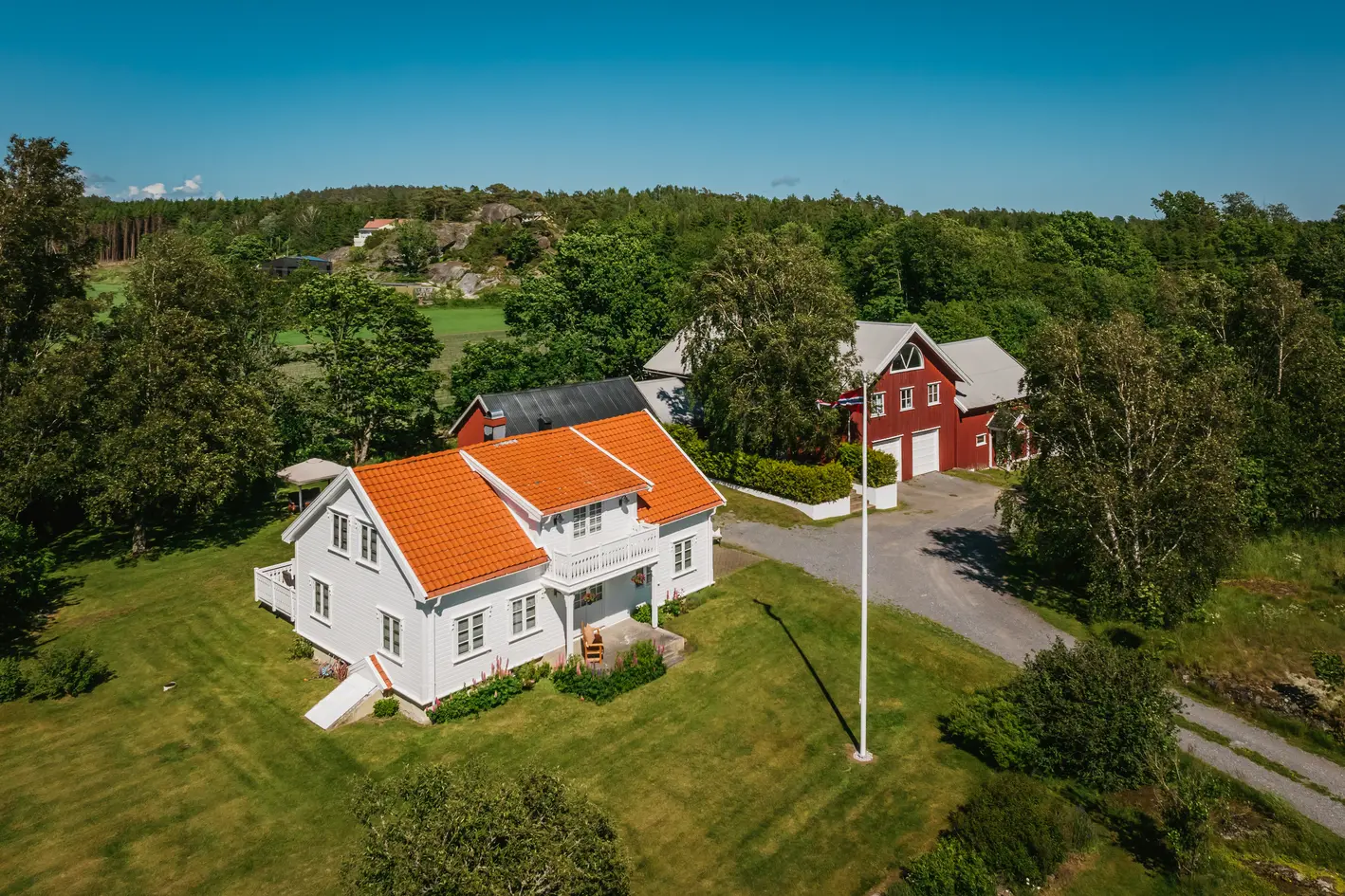 Unik landbrukseiendom på ca. 218 mål med hyttetomter, skog, dyrket mark, strandsoner - Årlige inntekter ca. kr 175 000,-