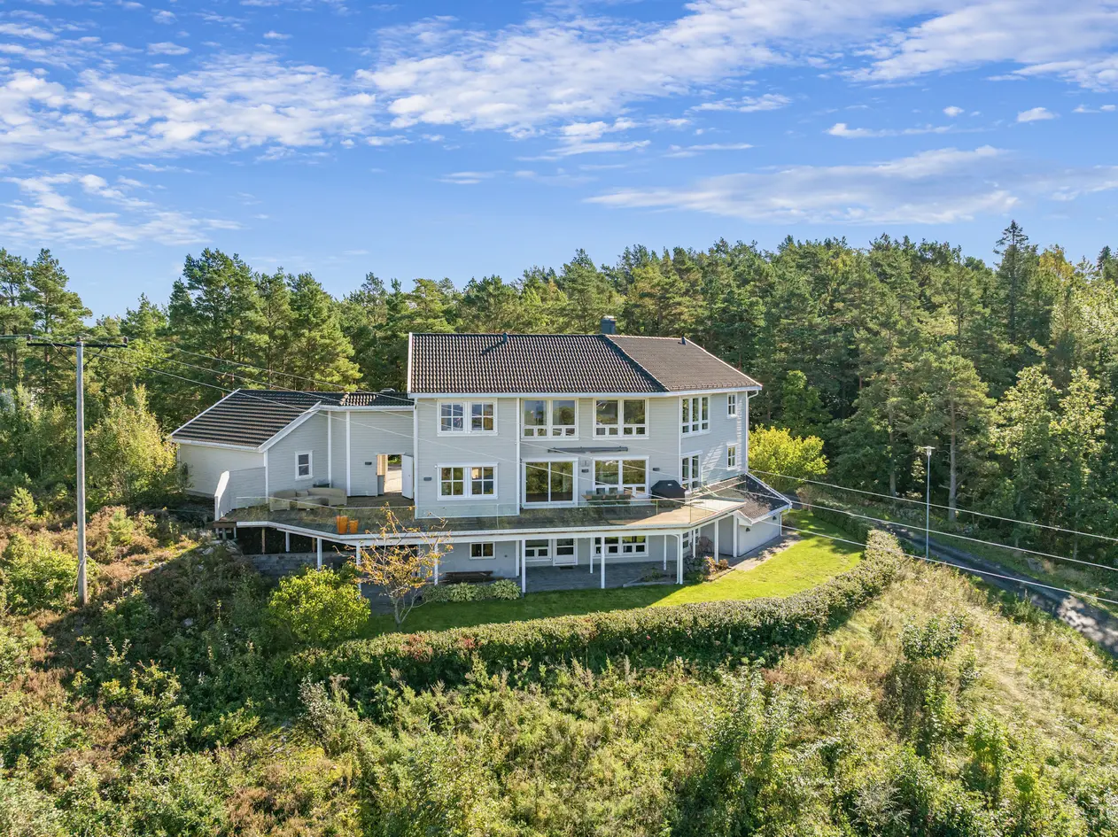Unik innholdsrik eiendom med høy standard - Vestvendt - Fantastisk sjøutsikt - 5,8 mål usjenert tomt - Dobbel garasje photo 3