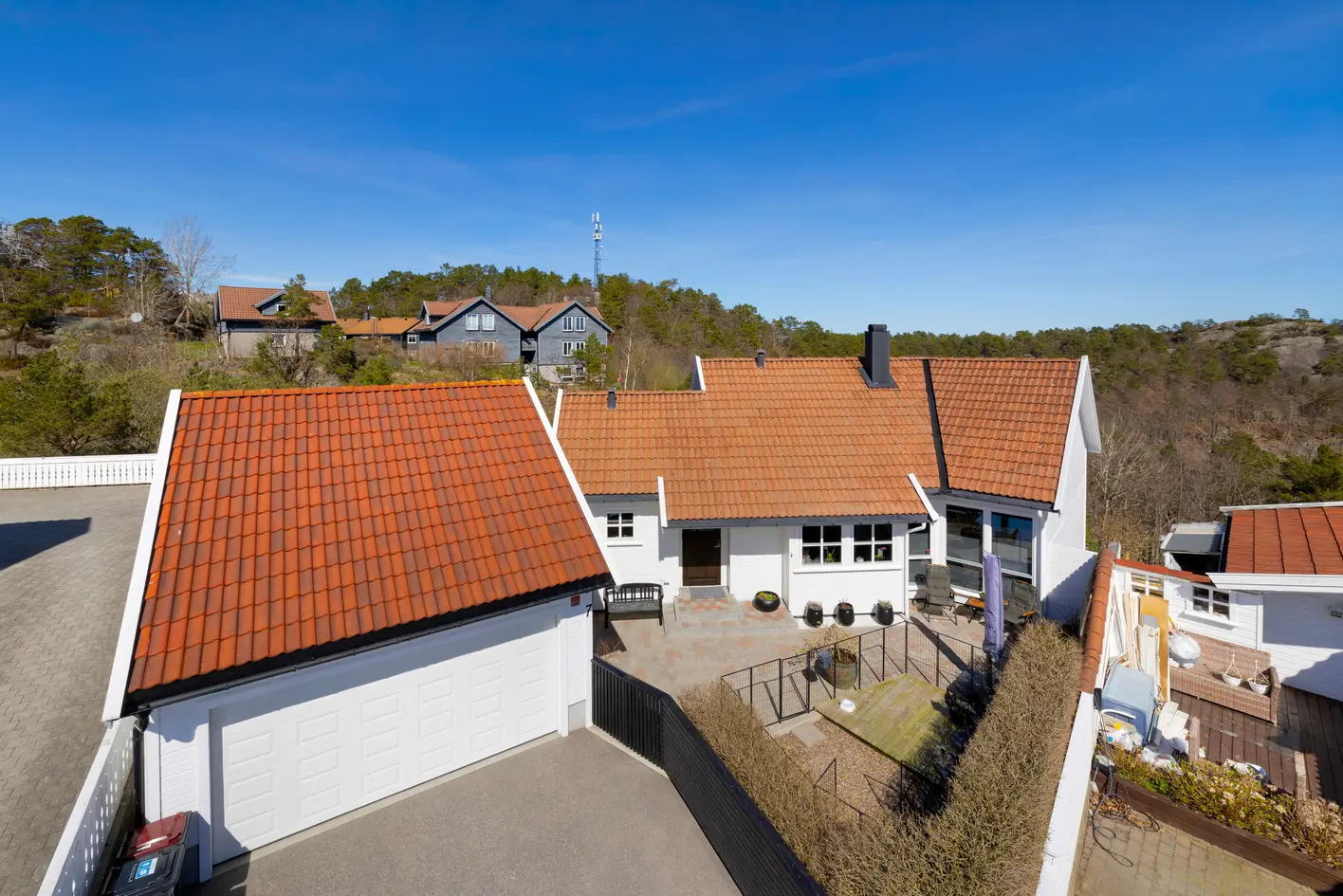 Flott arkitekttegnet enebolig beliggende innerst i blindvei med vid utsikt og solrik tomt. Garasje, kristiansand s