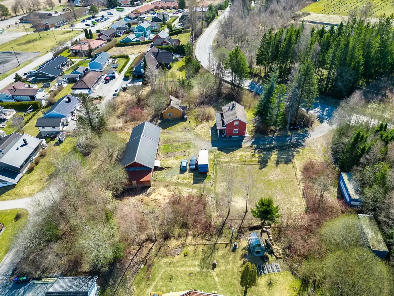 Småbruk med sentral beliggenhet og stort potensiale. Stort renoveringsbehov. Låve med 2 stallbokser. Tomt på 6,3 mål. photo 4