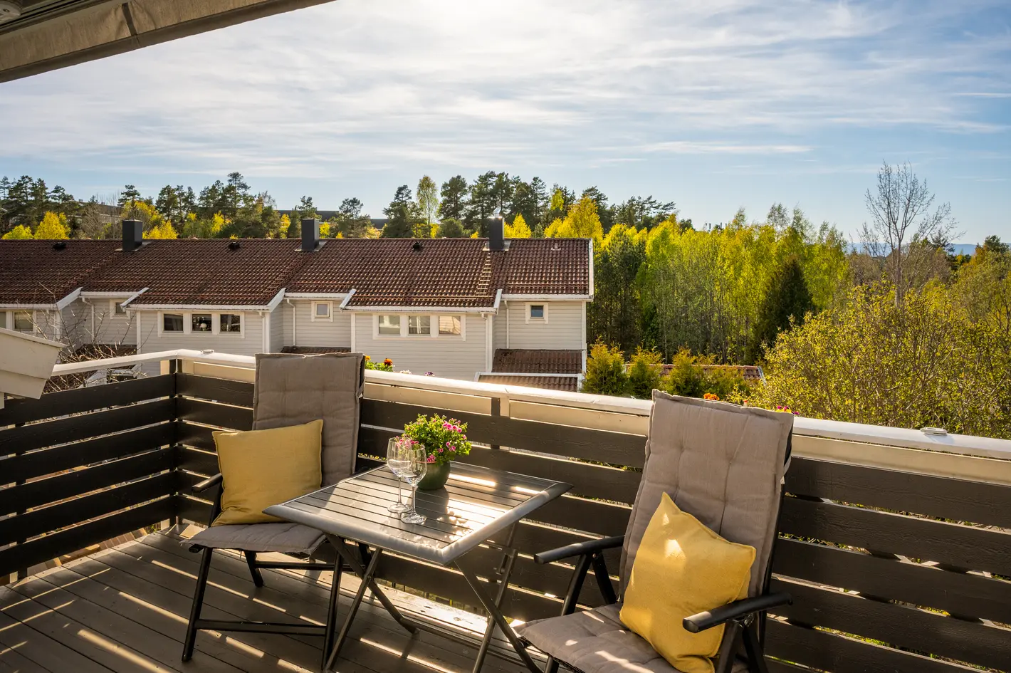 Flott og velholdt 4-R rekkehus over to plan i barnevennlig område. Solrik hage, markterrasse og balkong. Garasjeplass - View 4