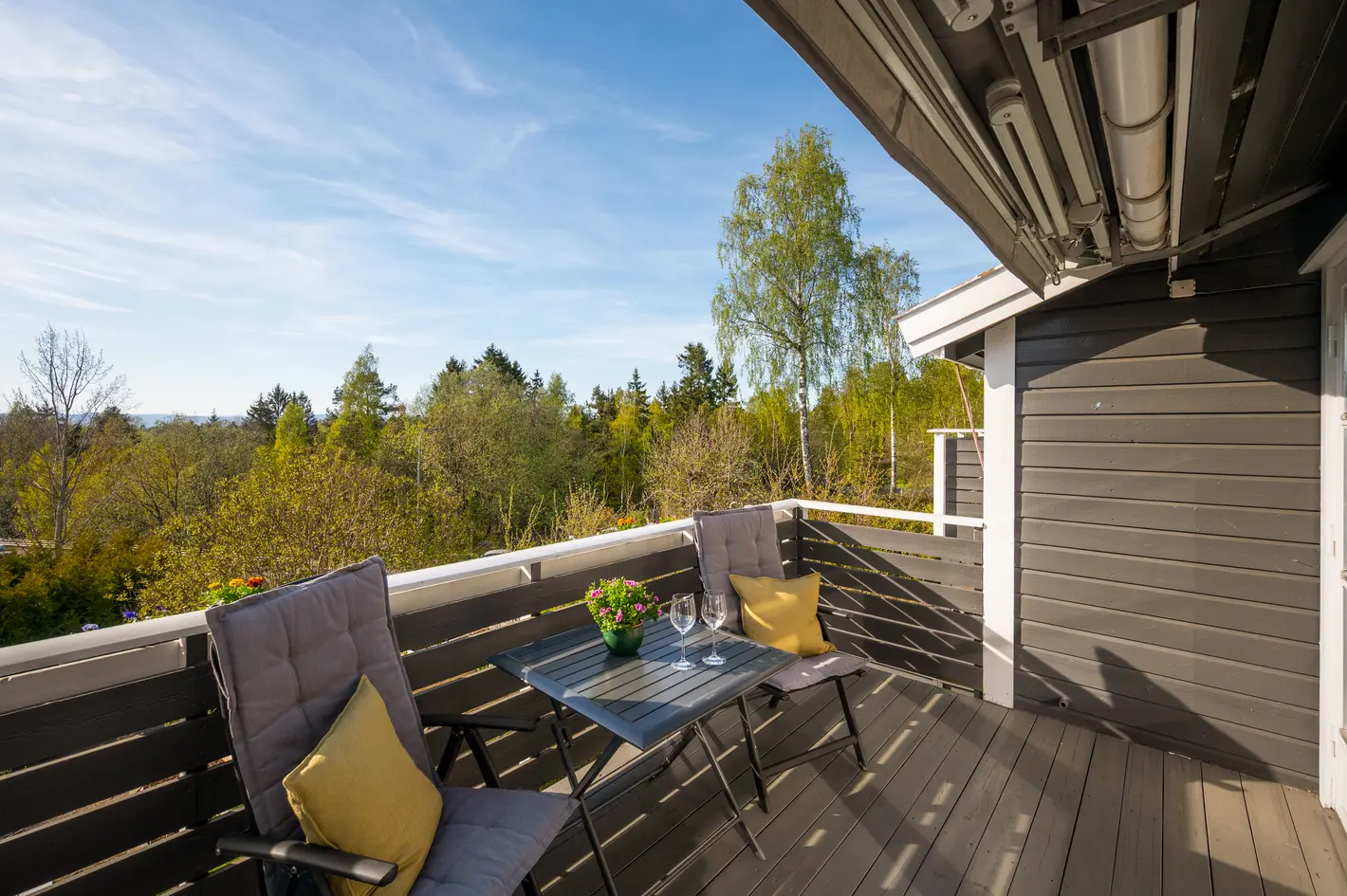 Flott og velholdt 4-R rekkehus over to plan i barnevennlig område. Solrik hage, markterrasse og balkong. Garasjeplass - View 6