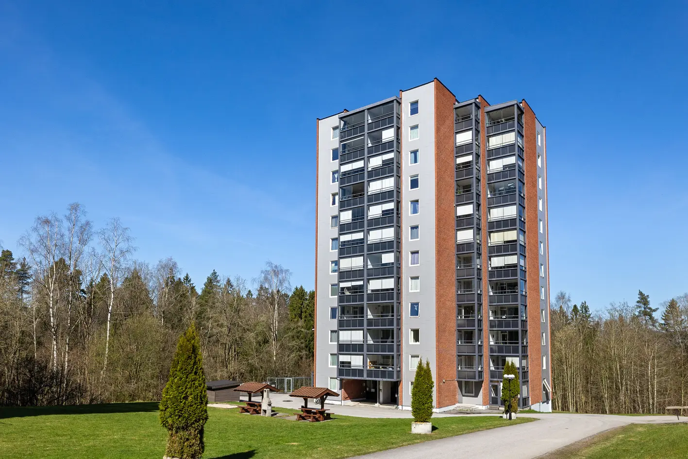Delikat og oppusset leilighet i 5.etg. 3 soverom. Heis. Utsikt. 2 balkonger. Sentralfyr, varmtvann, kabel-tv/int. inkl. photo 2