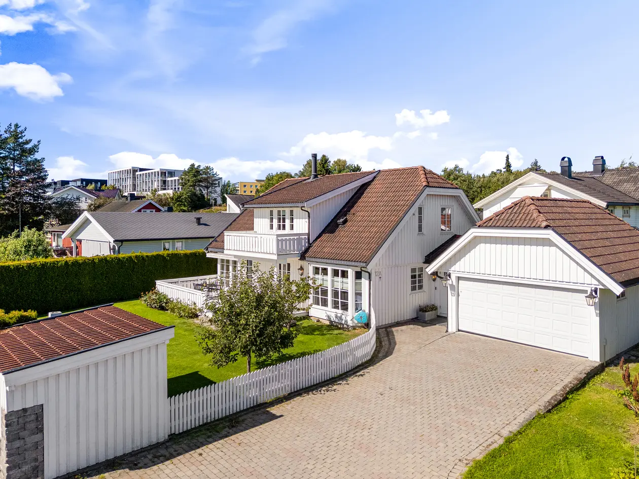 Flott og påkostet familiebolig med skjermet tomt. God og barnevennlig beliggenhet med nærhet til "alt". Dobbelgarasje.  photo 3