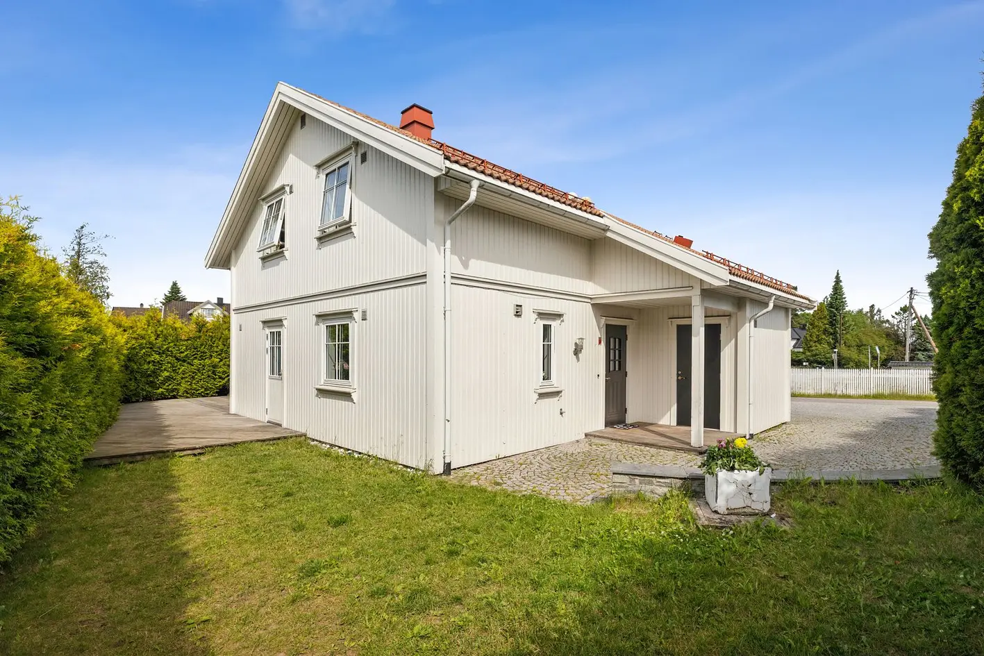 Familiebolig med renoveringsbehov midt i Jessheim sentrum | 3 sov, 2 bad | Skjermet hage, terrasse & dobbelgarasje m/bod
