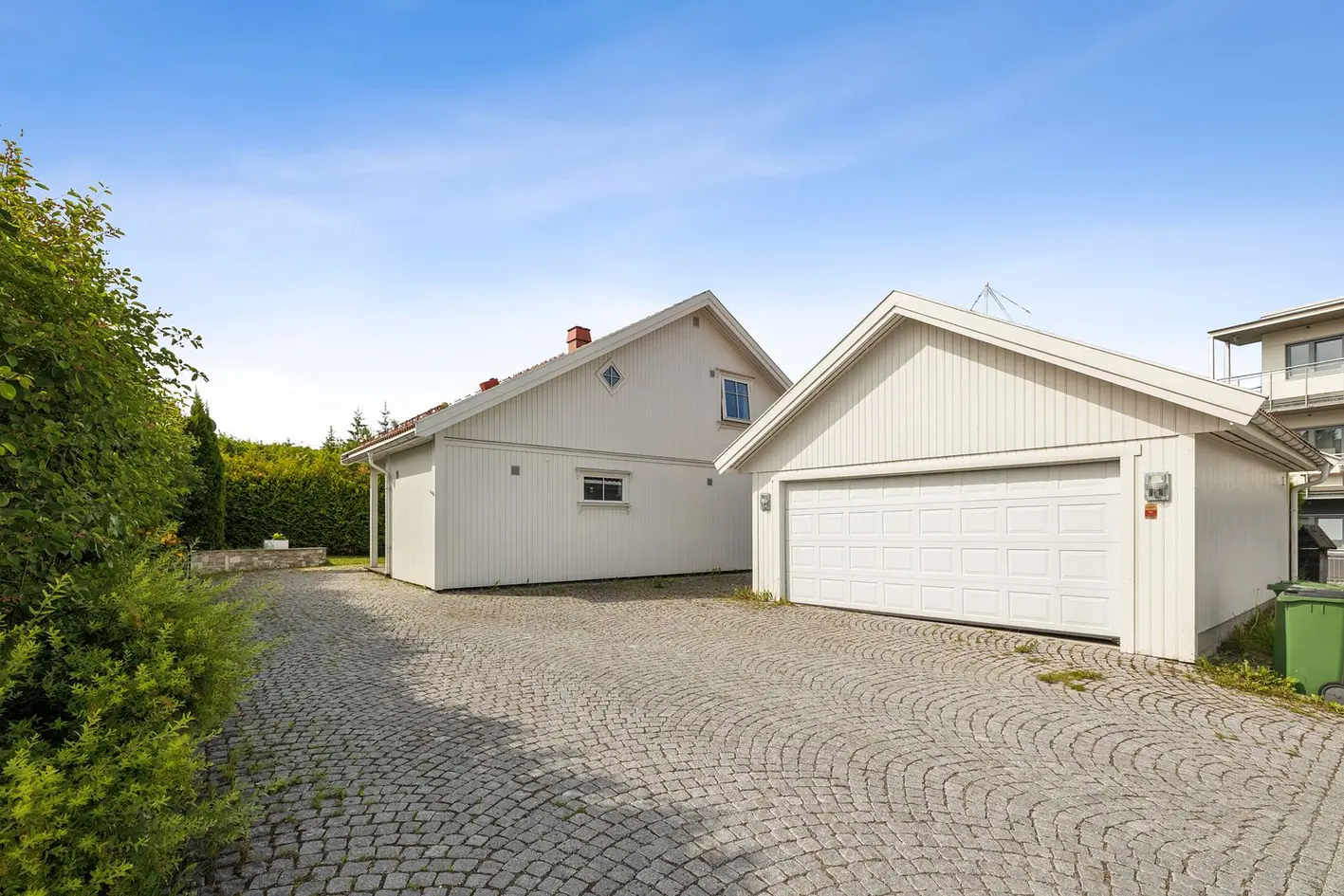 Familiebolig med renoveringsbehov midt i Jessheim sentrum | 3 sov, 2 bad | Skjermet hage, terrasse & dobbelgarasje m/bod photo 2